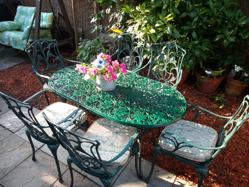 Cast aluminium garden set with six arm chairs and cushions | in Burnham