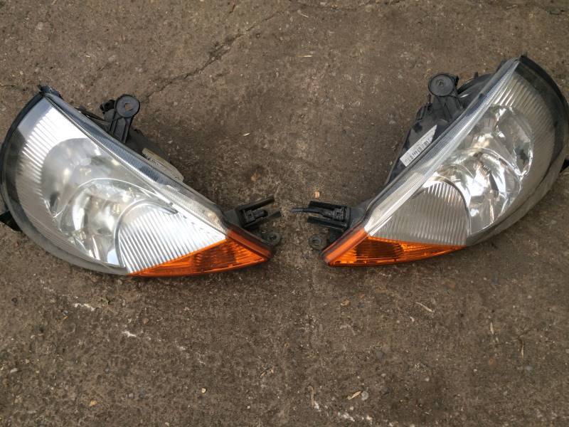..2005 Ford Streetka Sportka Ka  Passenger side (left hand) headlight with bulbs
