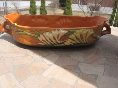 ROSEVILLE USA FREESIA  pottery planter vase 16