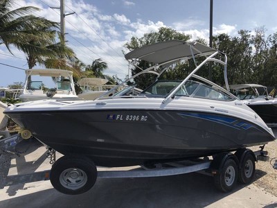 2015 Yamaha AR210 with Twin Four Stroke Engines Wakeboard Tower