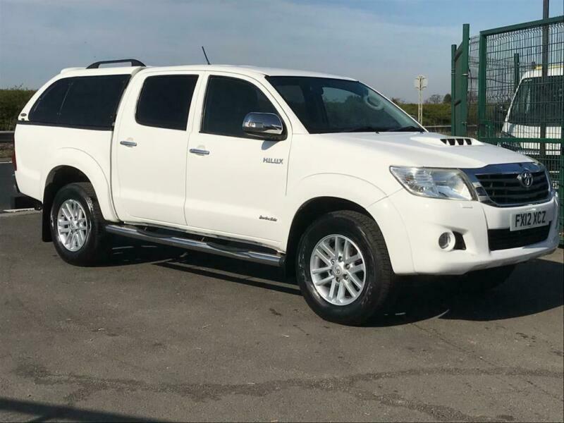 TOYOTA HILUX INVINCIBLE 3.0D4D 4X4 CREW CAB PICK UP IN WHITE. AIR CON