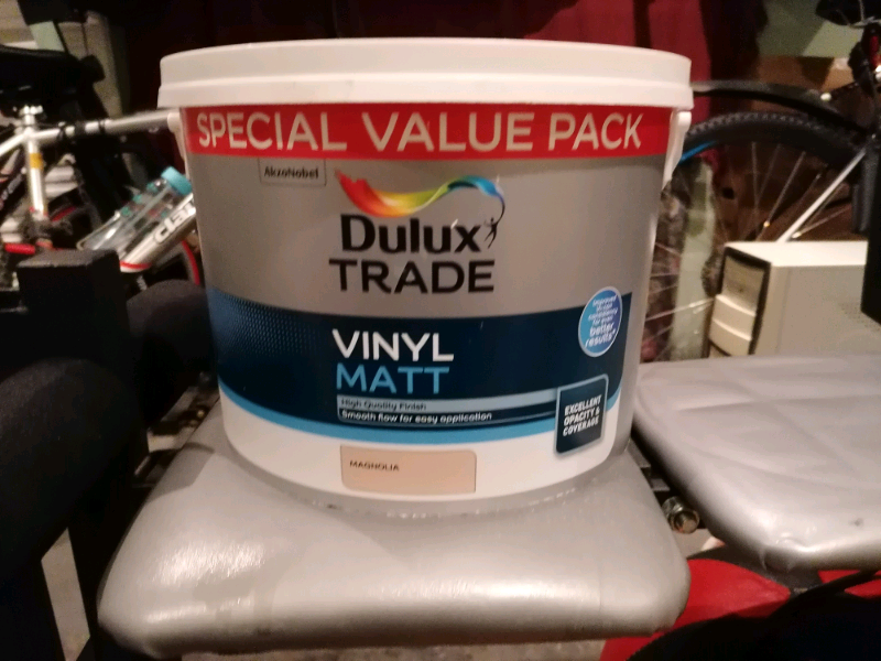 Dulux Trade Vinyl Matt Emulsion Magnolia 7.5 Litres in Slough