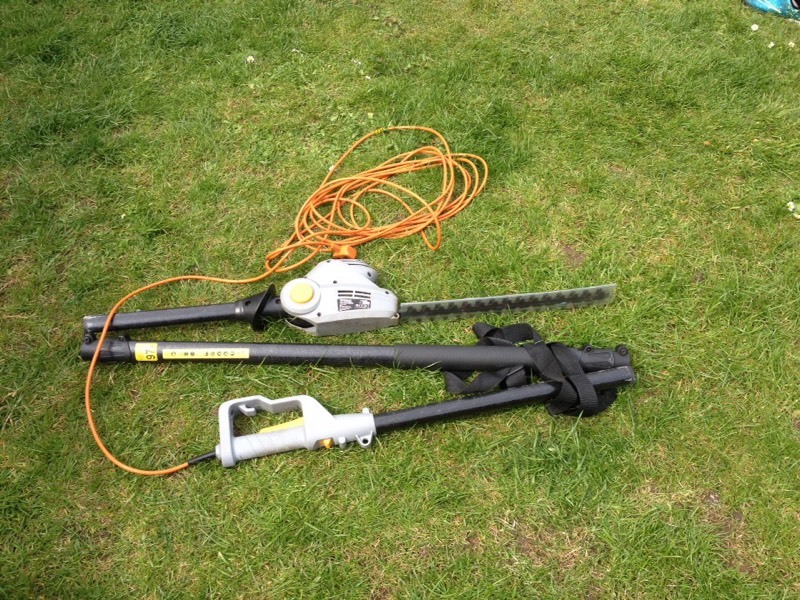 TITAN TTB427GTM 45CM 400W EXTENDABLE POLE ELECTRIC HEDGE TRIMMER 230V