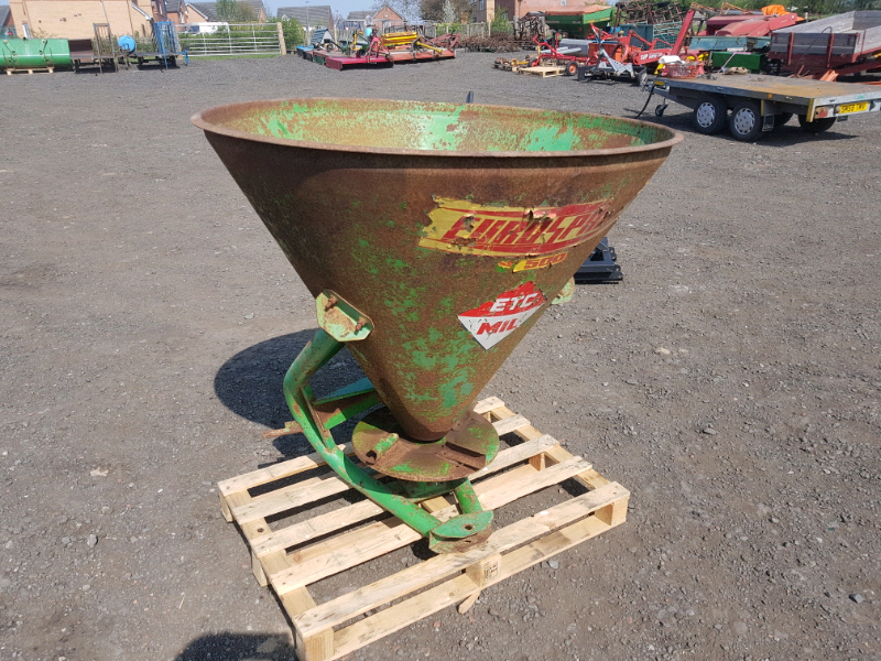 Tractor three point linkage fertiliser spreader salt spreader in