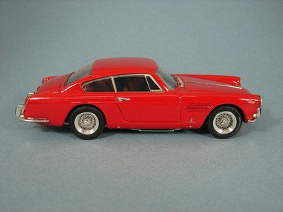 Une voiture, une miniature : La Ferrari 250 GTE 2+2 / Dinky Toys – Filrouge automobile