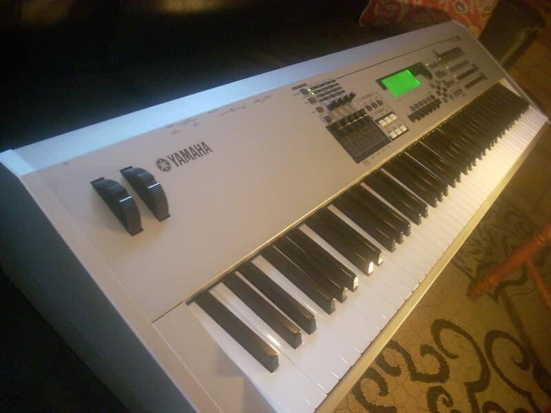 Yamaha MO8 Music Production Synthesizer pre-owned 88-key keyboard MO 8