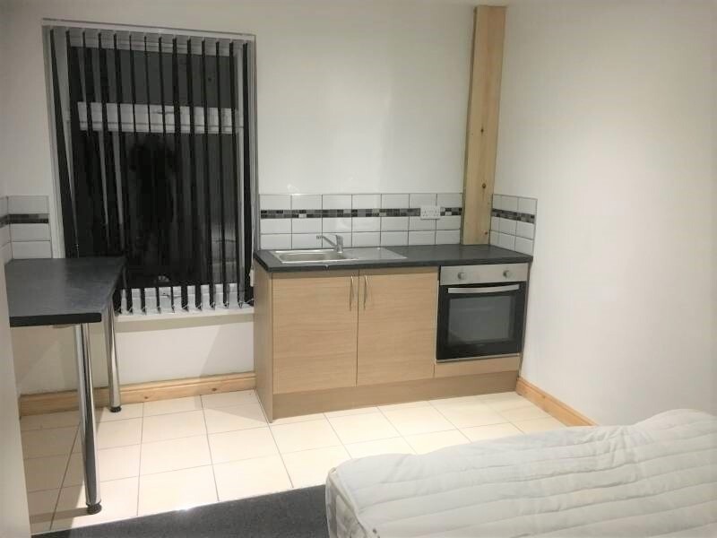 ZERO DEPOSIT 1 BED STUDIO TO RENT WITH SHARED BATHROOM LS11** in