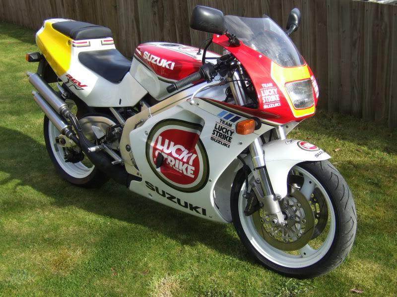 Suzuki RGV 250 P with banana swing arm; Lucky Strike colours in Heald