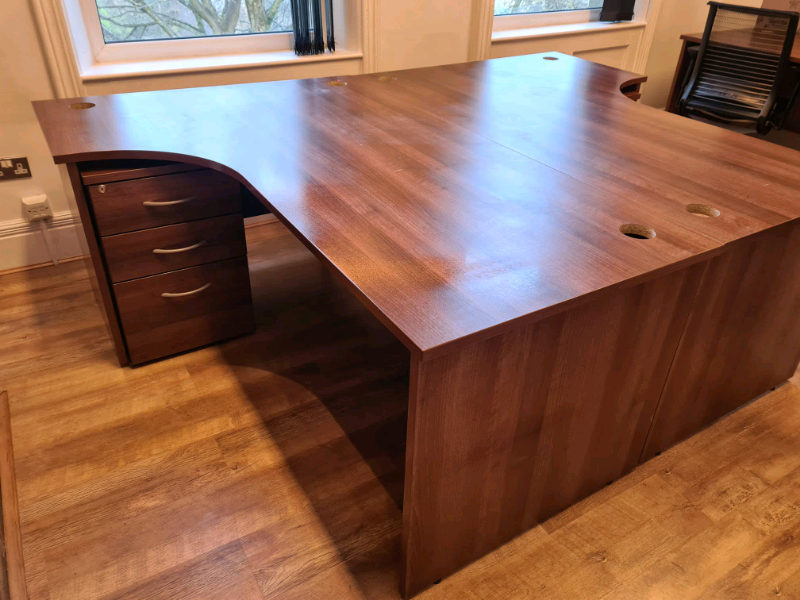 Walnut executive Corner office desk. Excellent condition. 160x120x80cm
