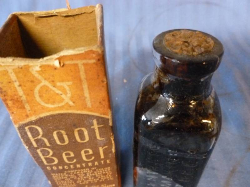 Warfield Co Thompson & Taylor Root Beer concentrate glass Some Contents Org Box