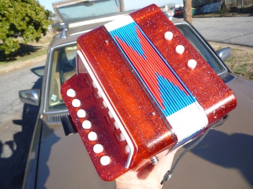 COOL SMALL ACCORDION SQUEEZEBOX PLAYS WELL MAKE MUSIC GREAT LITTLE INSTRUMENT