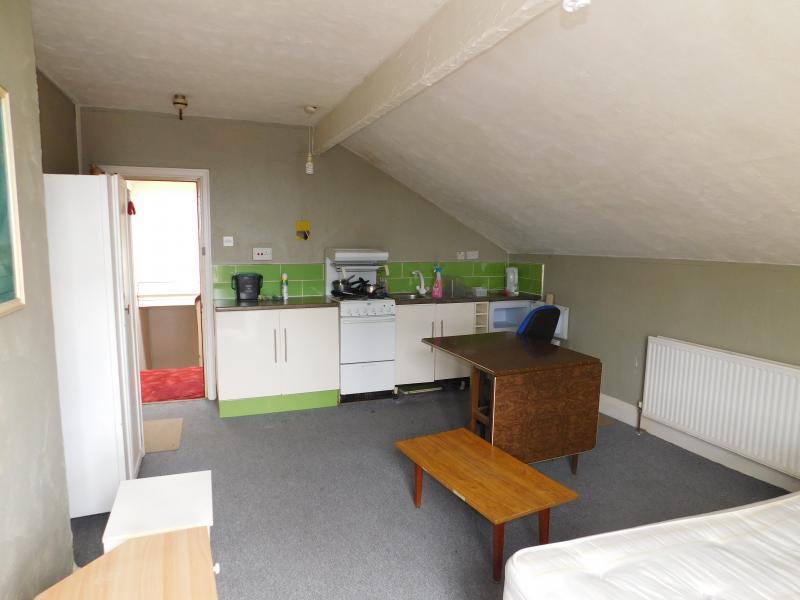 Studio flat in Bedsit, Bolton Road, Salford, M6 7HL in Salford