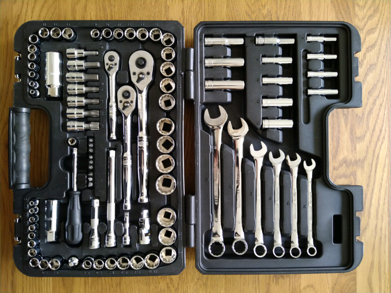 As new 90 item metric Halfords Professional socket and tool set in