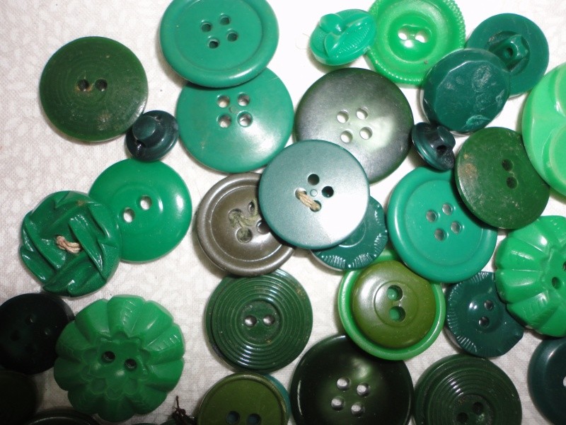 LOT of Different GREENS BUTTONS~VINTAGE & OTHERS - All Shape & Sizes