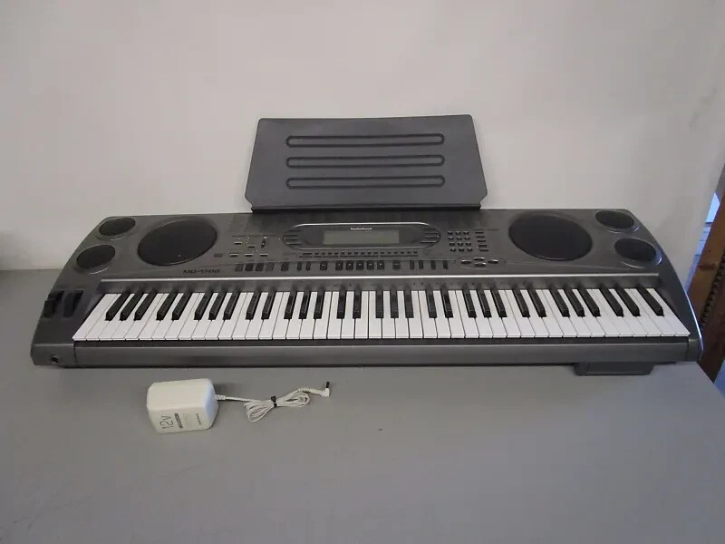 Radio Shack MD-1700 Keyboard with Music stand and Power Supply