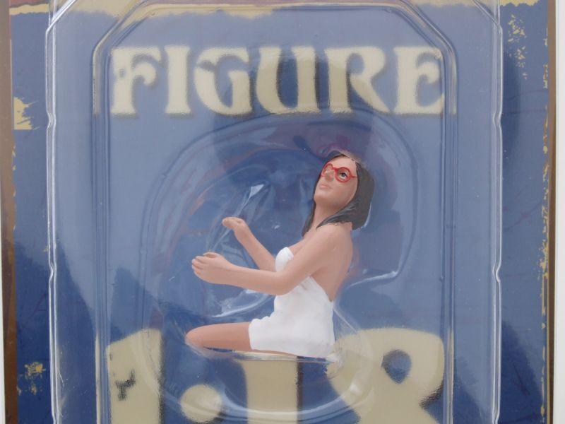 Fahrer Figur Frau sitzend weißes Kleid für 1:18 Modelle American Diorama