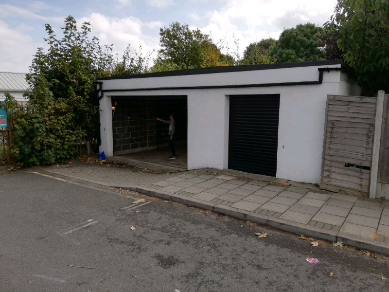 / massive garage with power for rent in Bromley in East