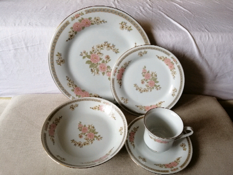 Fine China Tienshan Crown Ming 30 piece dinner set in Bridgend Gumtree