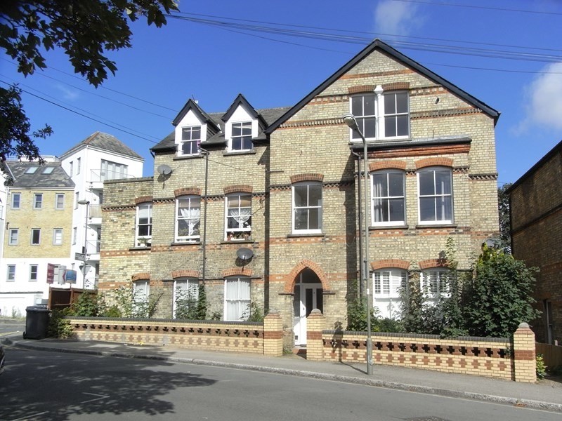 1 bed flat to rent. Park road High EN5. Parking, near tube