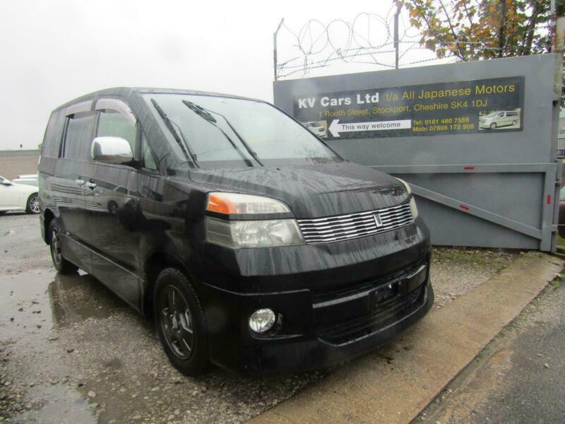 Toyota voxy azr60