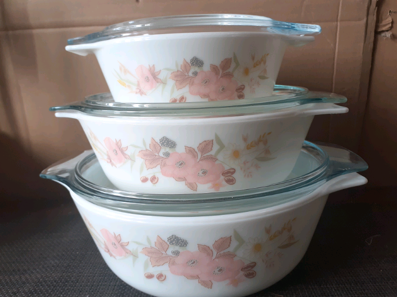 SET OF 3 PYREX CASSEROLE DISHES with LIDS in Roundhay, West Yorkshire