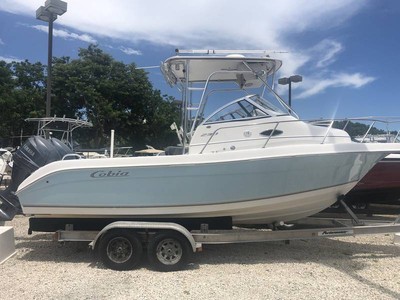 2004 Cobia 230 Walk Around with Twin Yamaha 115's