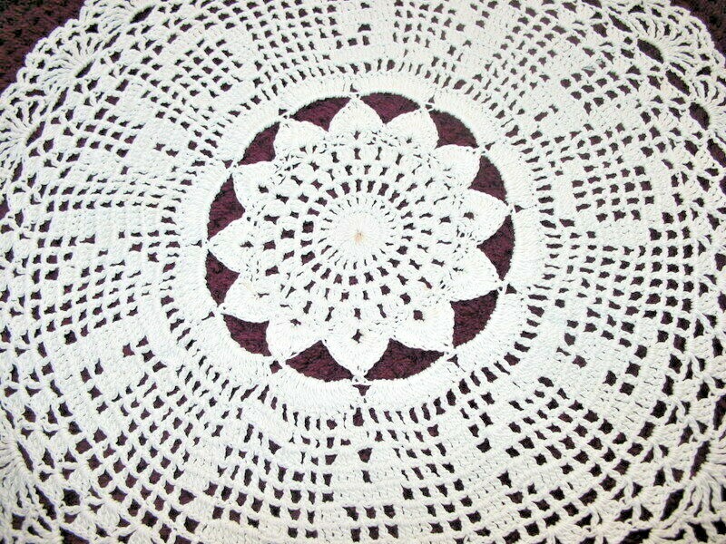VINTAGE ANTIQUE HAND CROCHETED CAKE DOILY ROUND