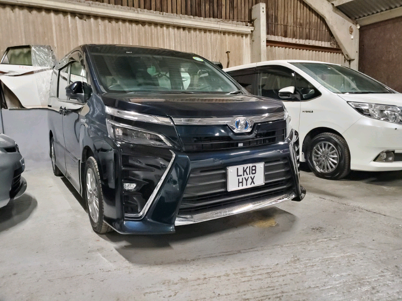 2018 TOYOTA VOXY HYBRID FRESH IMPORT WARRENTED MILEAGE 1400 MILES ONLY
