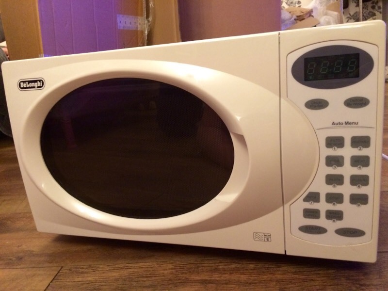 DeLonghi Microwave Oven Model EM821AANX2 in Cream in Pilgrims Hatch