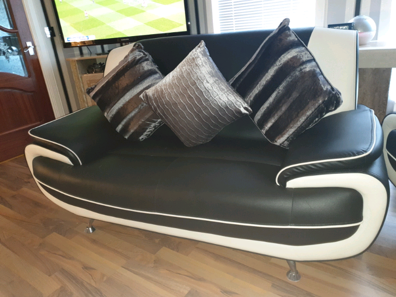 Black and white sofa in Dundee Gumtree