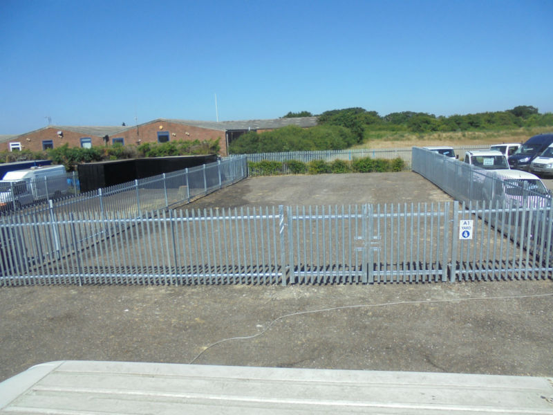YARD TO LET VEHICLE STORAGE COMPOUND SCAFFOLDERS BUILDERS YARDS LAND