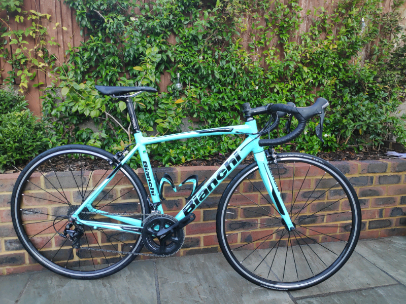Bianchi men's road bike Full Shimano 105. Carbon forks. Stunning