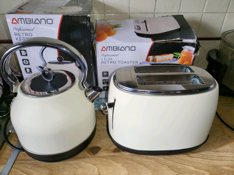 Ambiano retro kettle and toaster set rrp 49.99 in Skegness