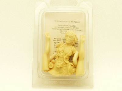 FIGURINE PHOTOGRAPHE Miss CANON 1/20 1/18
