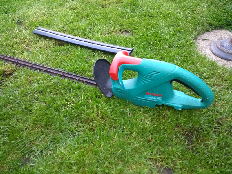 bosch cordless extendable hedge trimmer