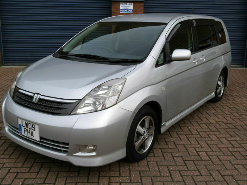 Toyota isis багажник