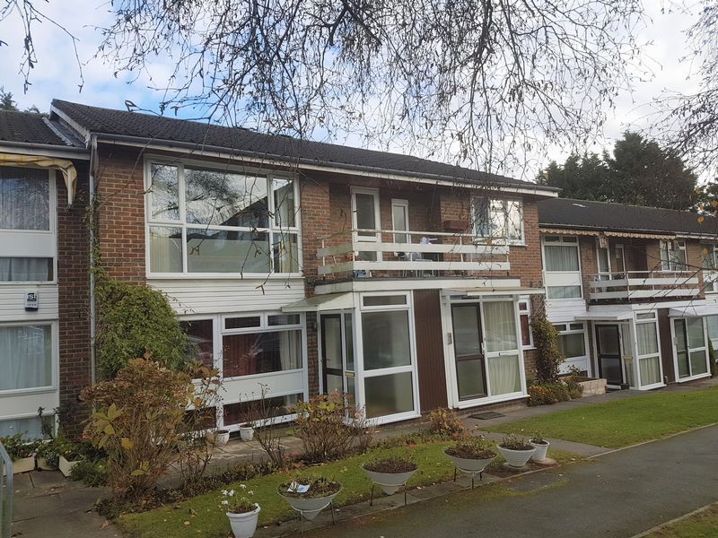 3 bedroom flat in White House Drive, STANMORE, HA7 in Stanmore