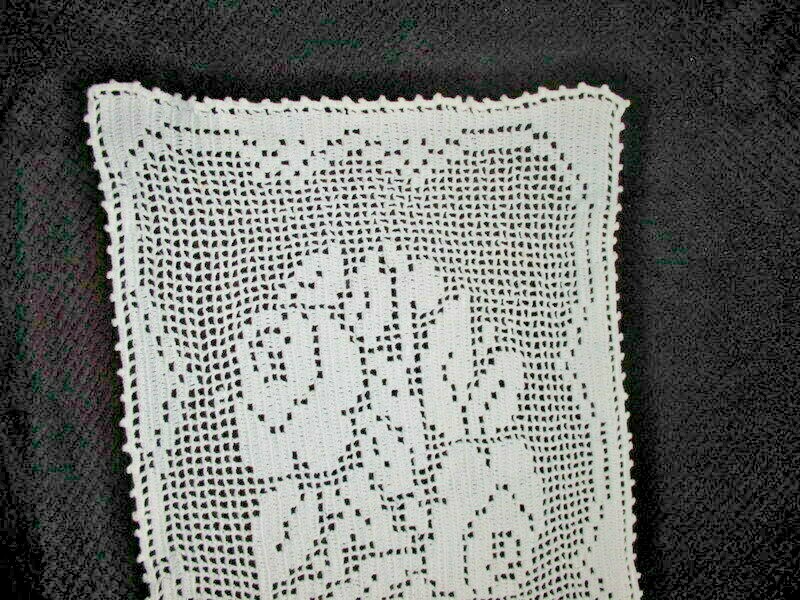 VINTAGE ANTIQUE HAND CROCHETED BRIGHT WHITE ROSES FILET CROCHET DOILY 14