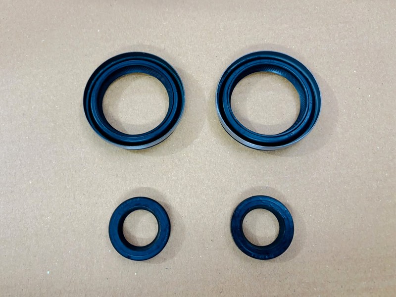 FRONT AXLE OIL SEALS LH & RH Suzuki Samurai SJ413 SJ410