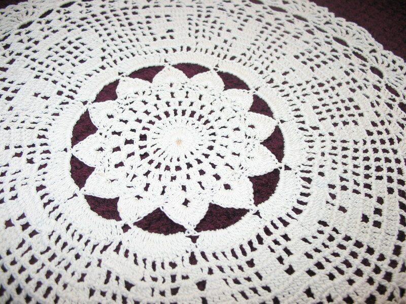 VINTAGE ANTIQUE HAND CROCHETED CAKE DOILY ROUND