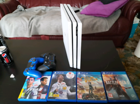 Ps4 pro 1 tb. 4 games. 2 controllers