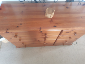 Pine chest of drawers 