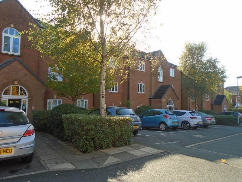 Well presented first floor 2 bedroom apartment close to Bury town