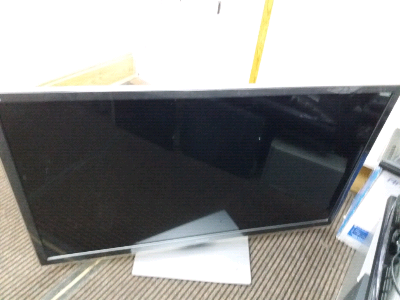 Pansonic smart 47 inch lcd tv complete with remote in Bradford, West