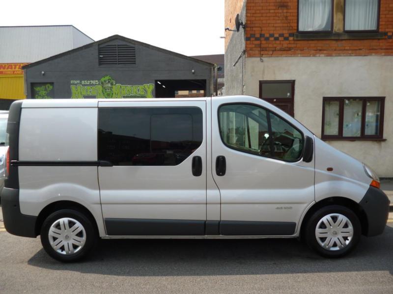 Renault Trafic SWB 5 seat factory fitted crew cab van FSH 