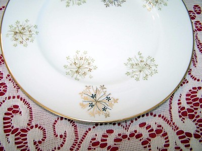 VTG Noritake SNOWFLAKE Gold Green Black Snowflakes 8 1/4