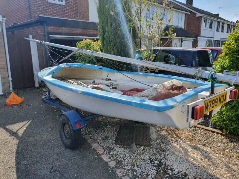 Lark 1889 sailing dinghy 13' / 4 m long. + trailer. Spares or repairs