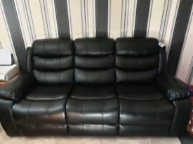 Black leather recliner sofa in black as good as new 