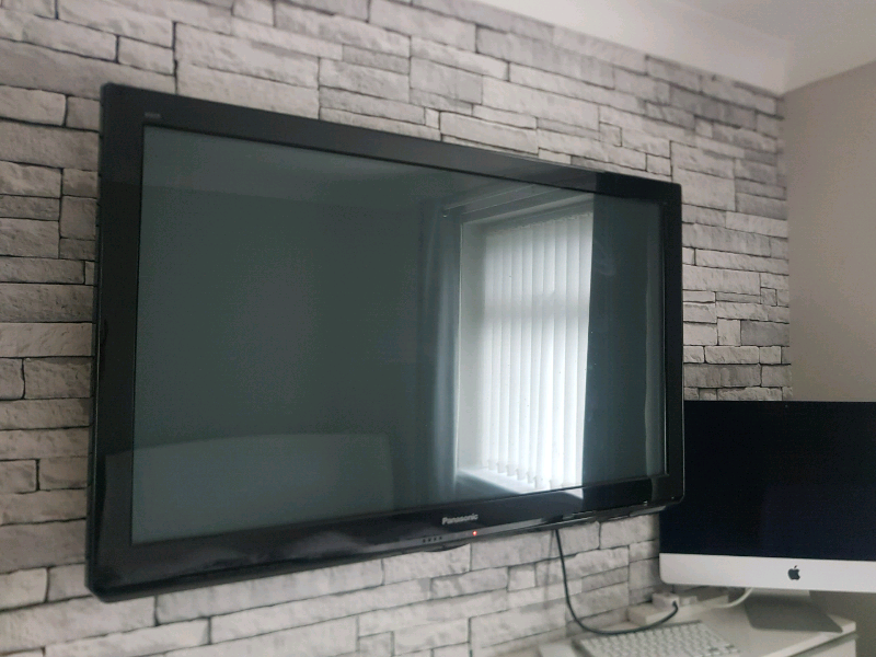 Panasonic viera 3d plasma tv 42 inch and free wall bracket | in Marton