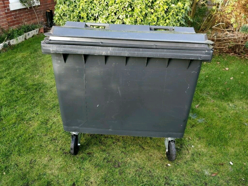 Small 4 Wheel Wheelie Bin, never used for rubbish, have recept in